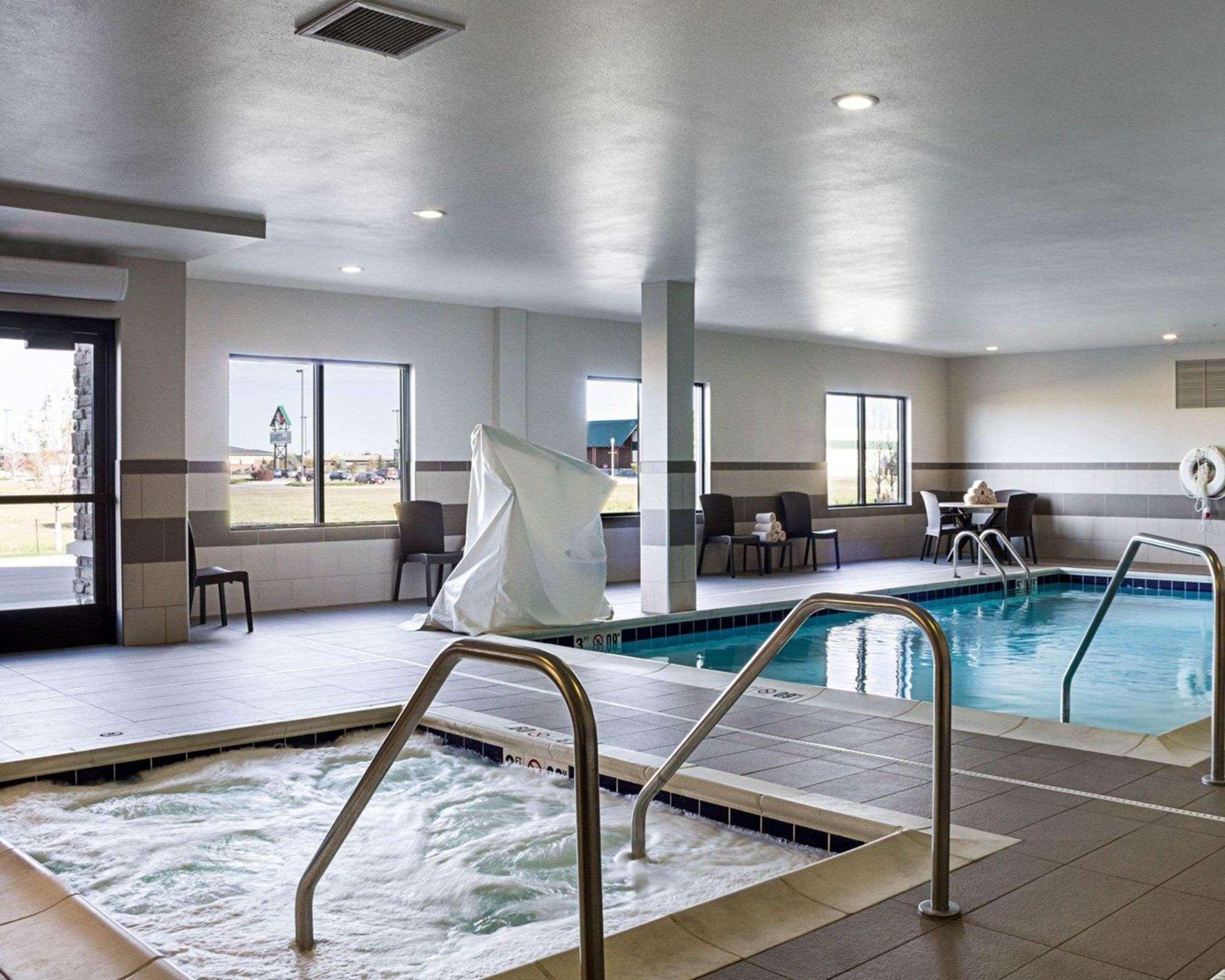 Comfort Suites Fargo Medical Center Exterior photo