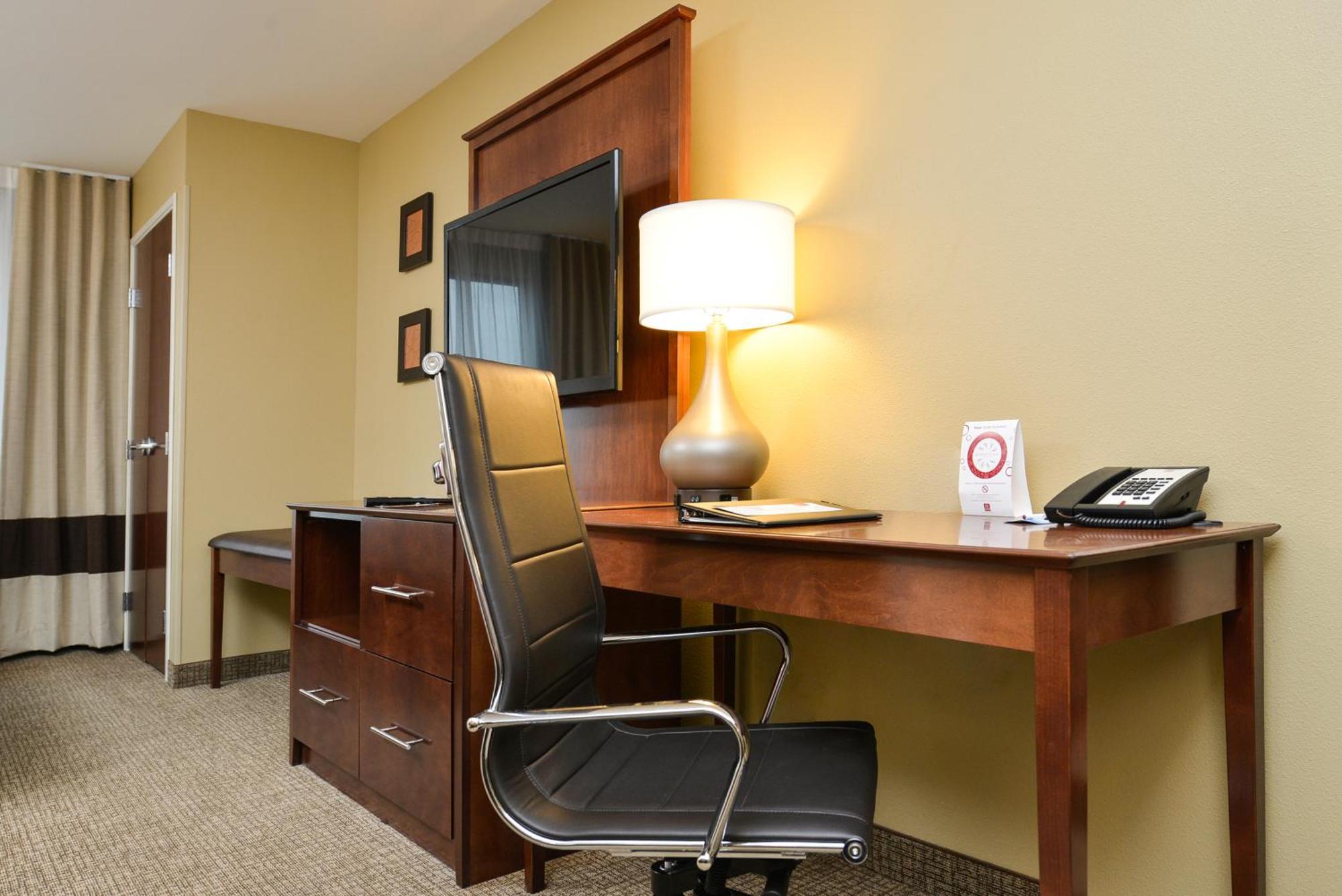 Comfort Suites Fargo Medical Center Room photo